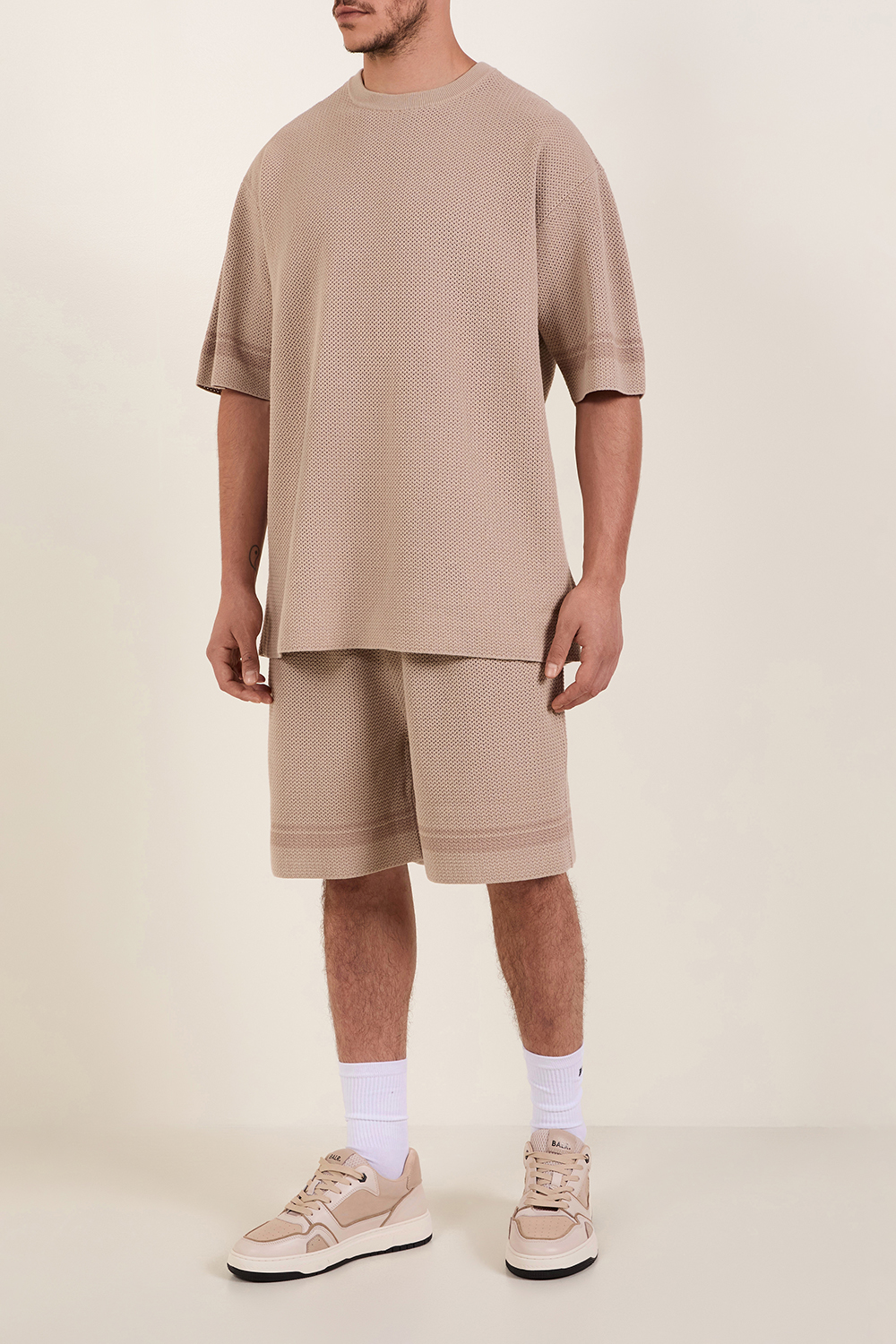 סט מכנסיים קצרים וחולצת טי